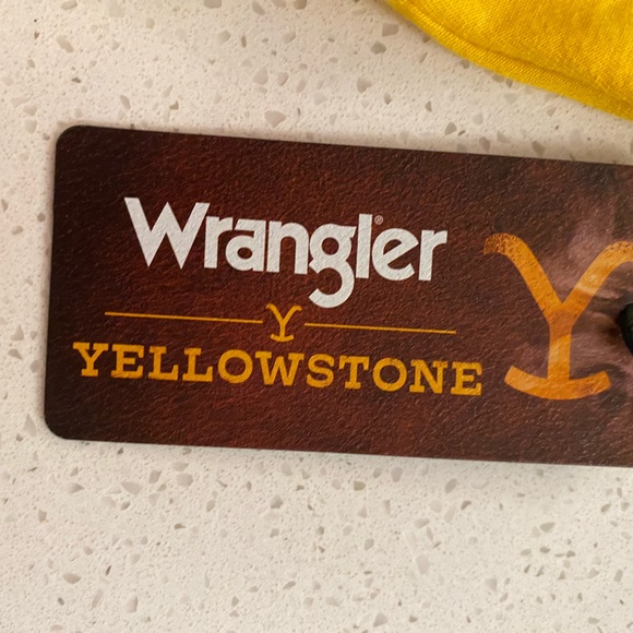 NWT Wrangler Yellowstone Official Merch - Deep Yellow Crop tee in Deep Yellow - Picture 7 of 9